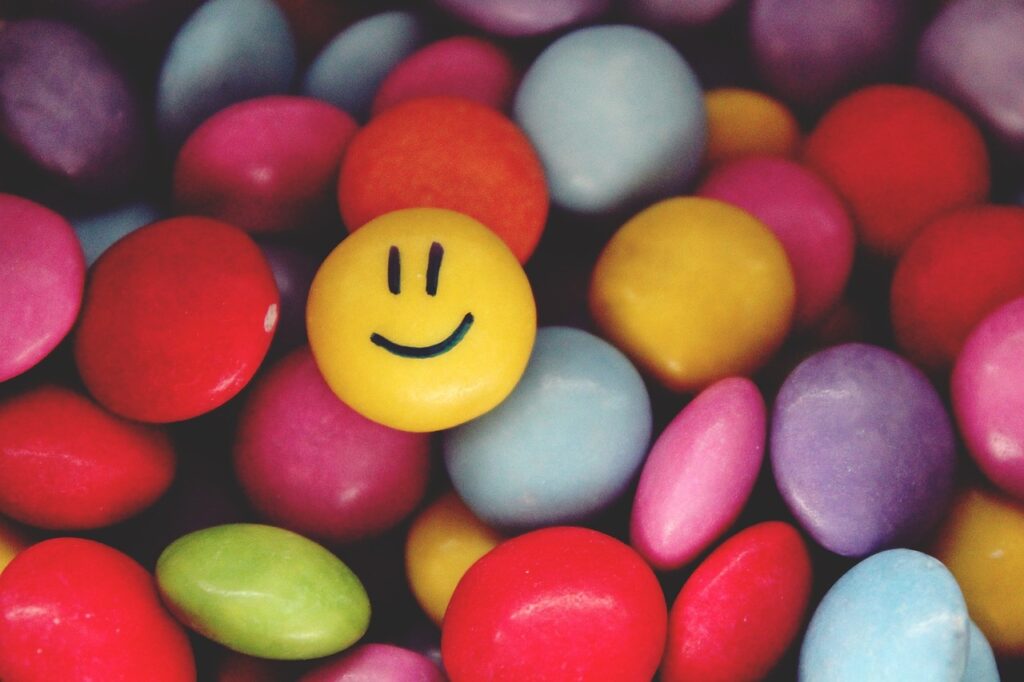 Smarties-godis med glad smiley på