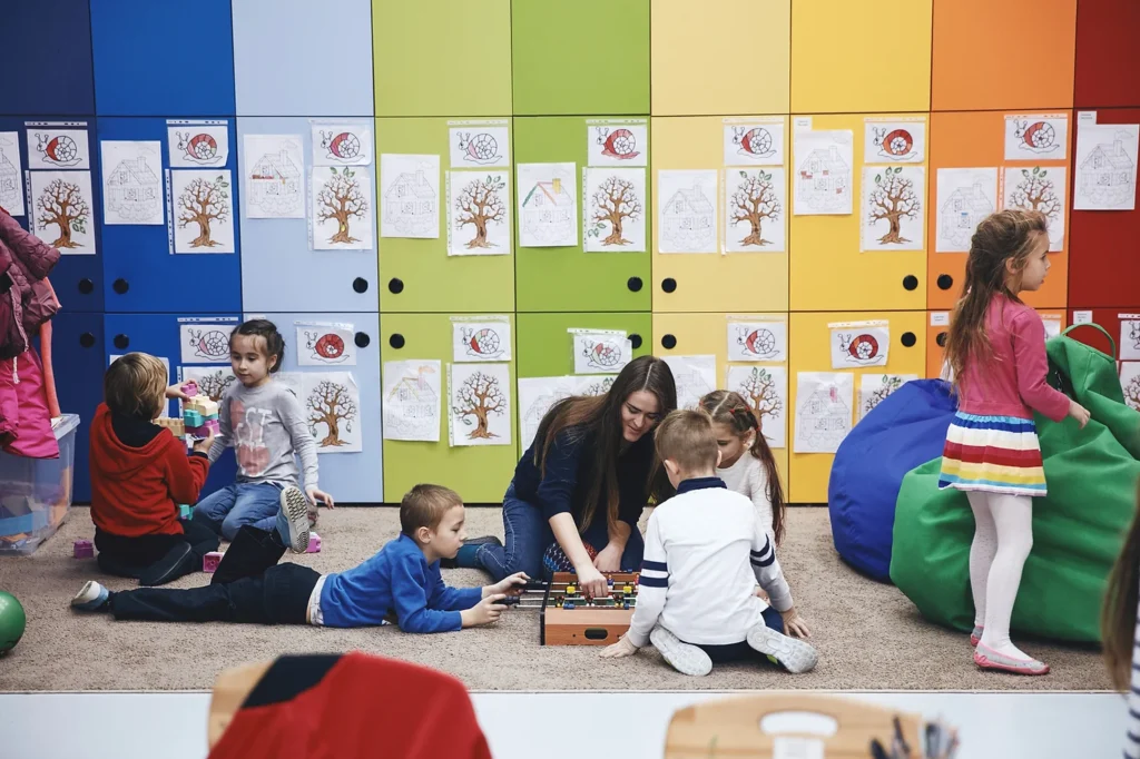 Barn och anställd på förskola