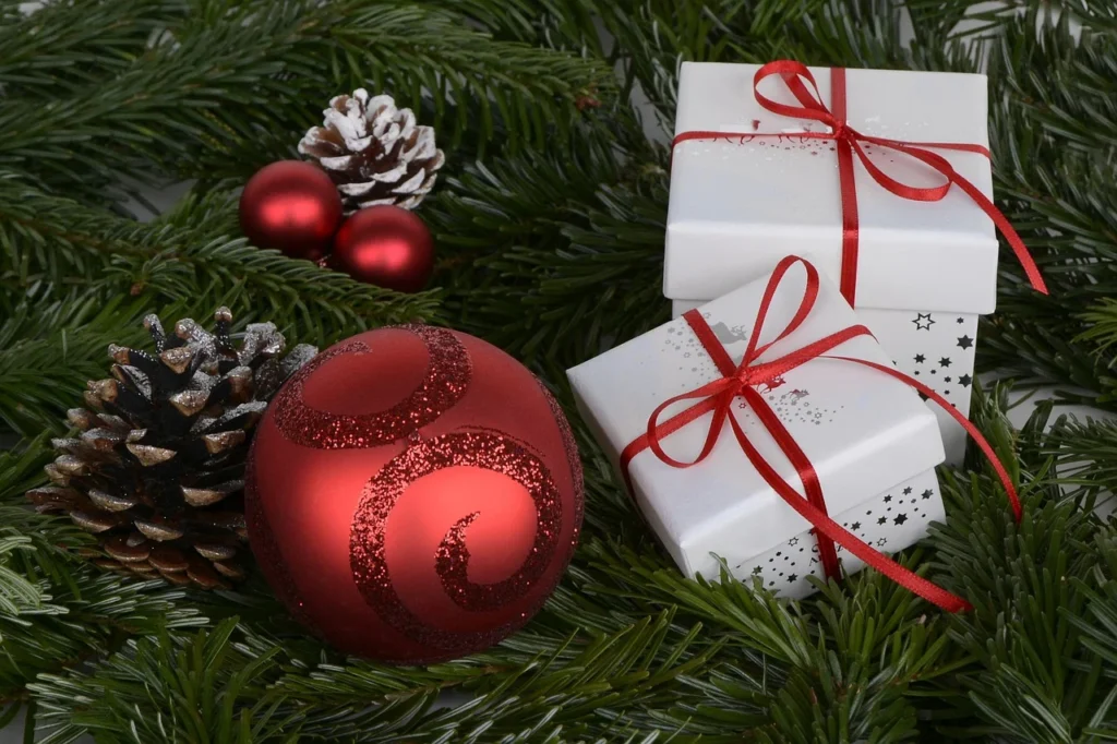 Julklappar och julkulor