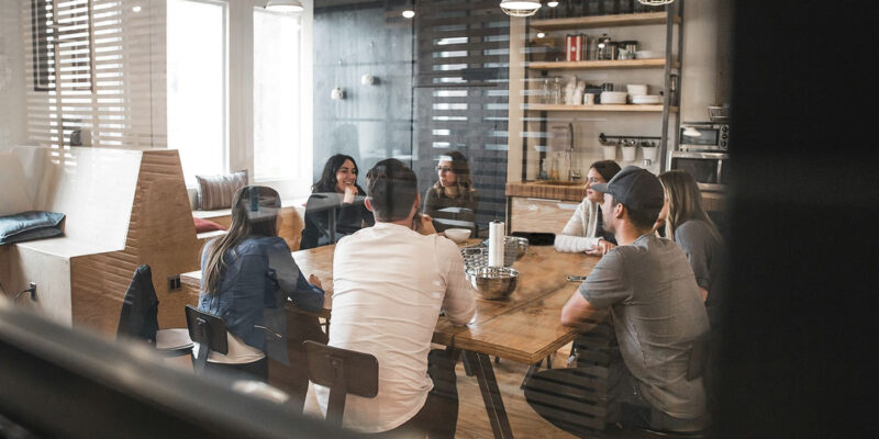 Arbetskollegor i mötesrum