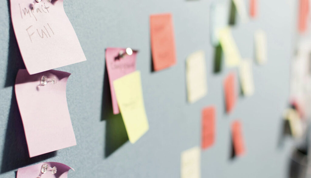 Post-it lappar på anslagstavla
