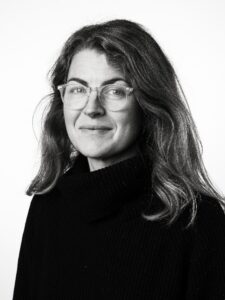 Svartvit porträttbild på Sara Anderson
